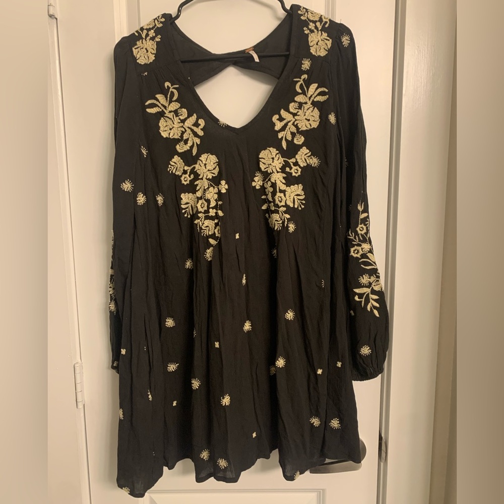 Women’s Free People Black and white floral embroider dress. Size small.